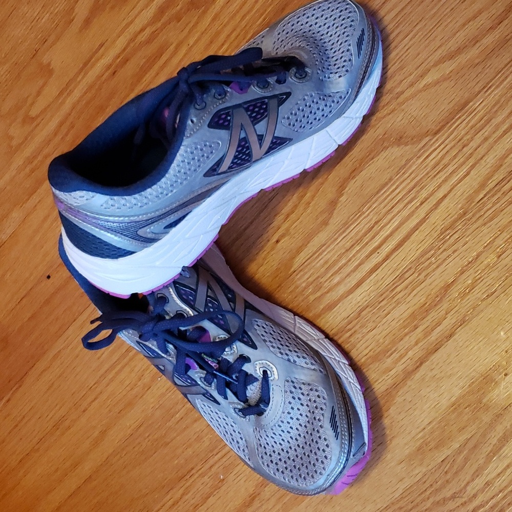 New Balance 840x3 Running Sneaker, size 9, silver, navy blue, pink and white